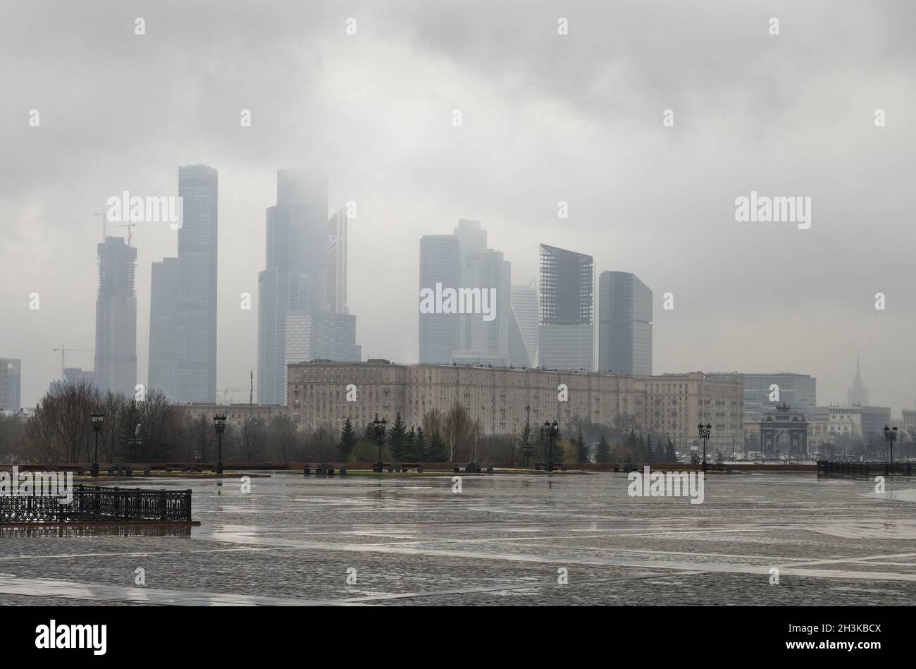 La Russia, Mosca, viste della città su un nuvoloso giorno di pioggia Foto Stock