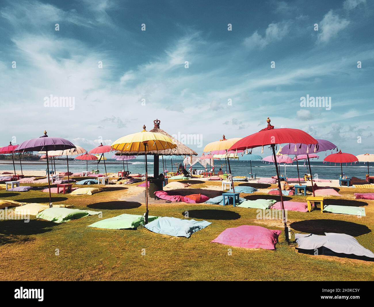 Ombrelloni e grandi cuscini posti a sedere sulla spiaggia Foto Stock