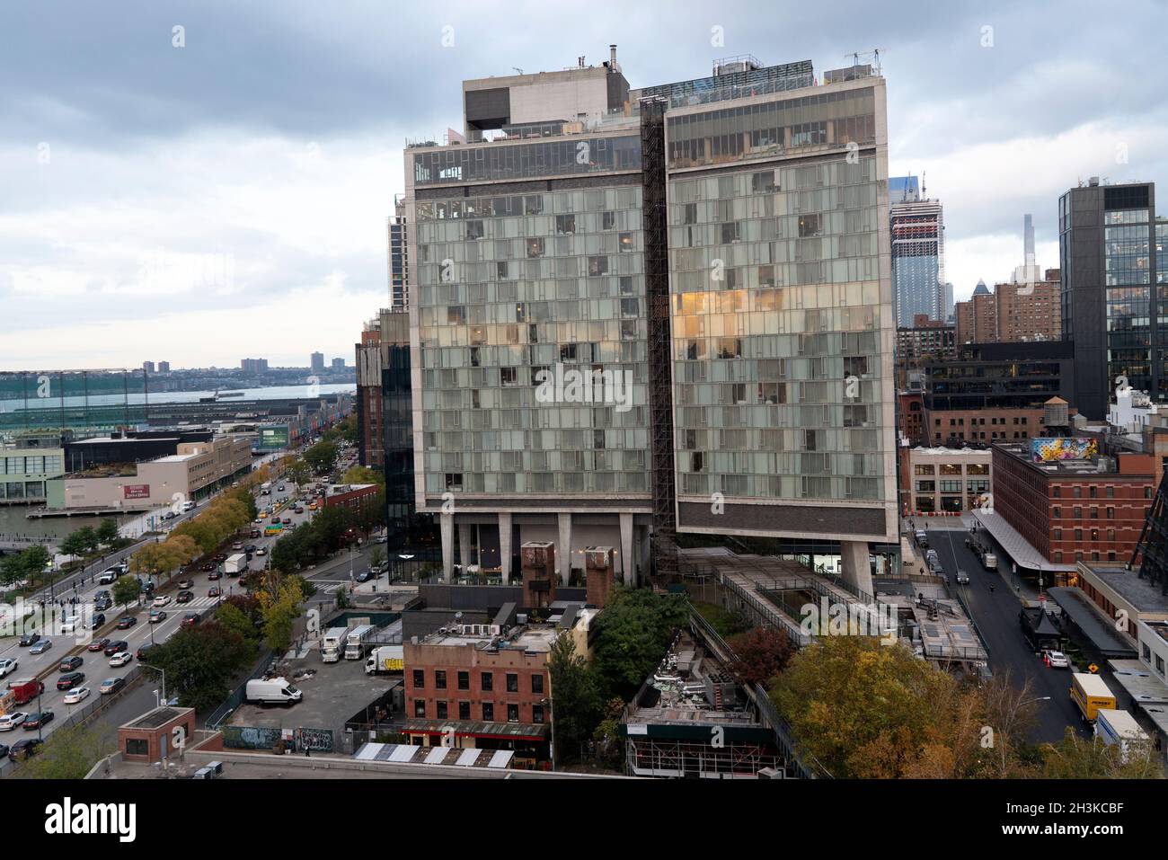 Guardando a nord dal Whitney Museum nel quartiere meatpacking di Manhattan, lo Standard Hotel, High Line domina la vista vicina. Foto Stock