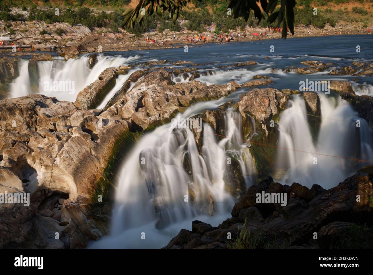 Cascata di Dhuandhar a Bhedaghat, Jabalpur, Madhya Pradesh, India. Aspetto lattiginoso della cascata con lunga esposizione. Foto Stock