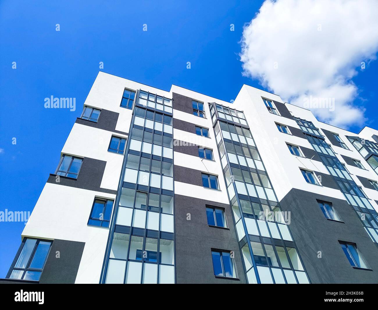 Frammento di moderno edificio di appartamenti di fronte al cielo blu Foto Stock