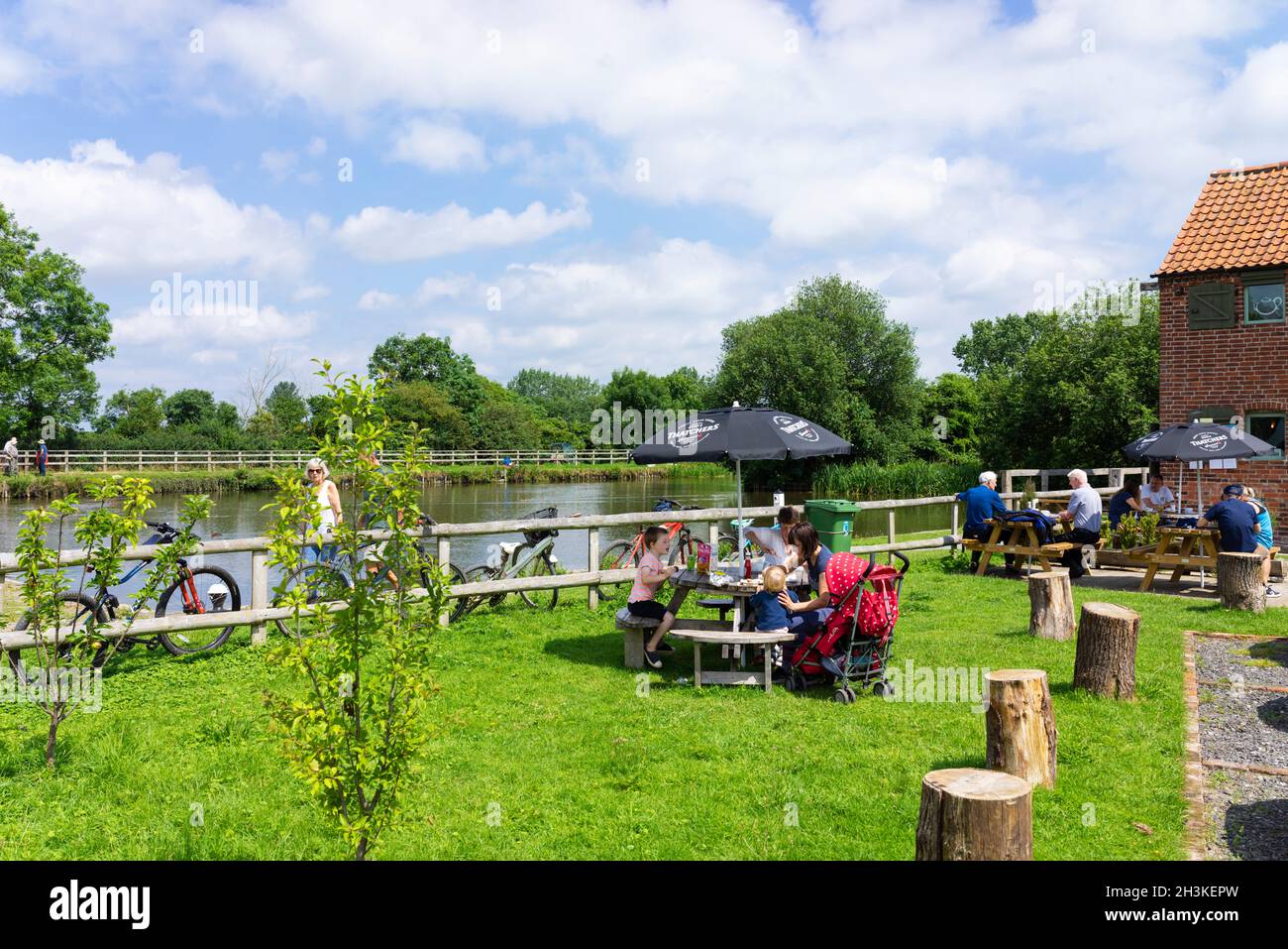 Cena all'aperto presso l'Old Wharf Tearooms Hickling Basin sul Grantham Canal Leicestershire Inghilterra GB Europe Foto Stock