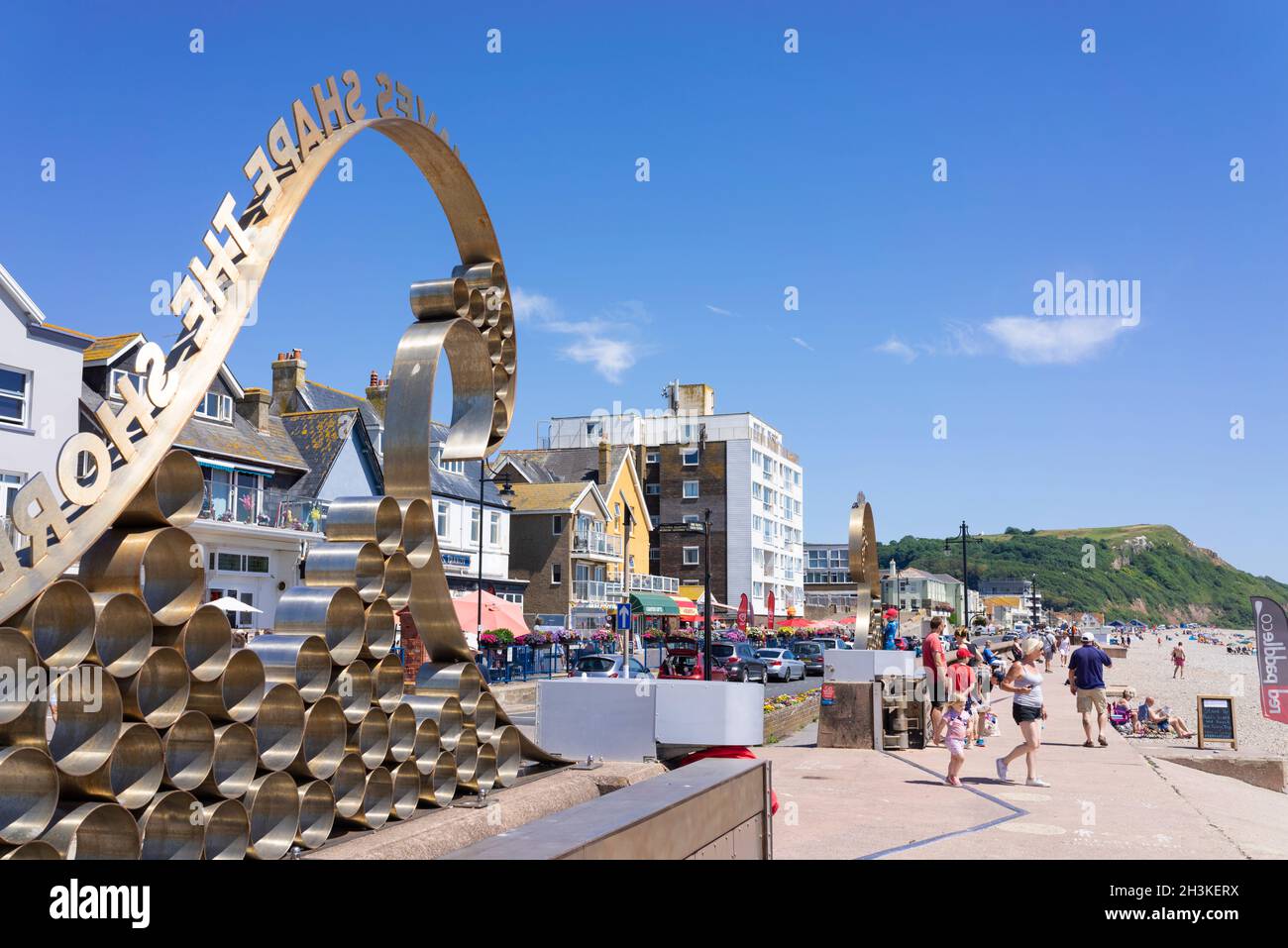 Seaton Devon Seaton Esplanade e le onde modellano la scultura Shore sul lungomare sulla strada della spiaggia Seaton Devon Inghilterra UK GB Europe Foto Stock