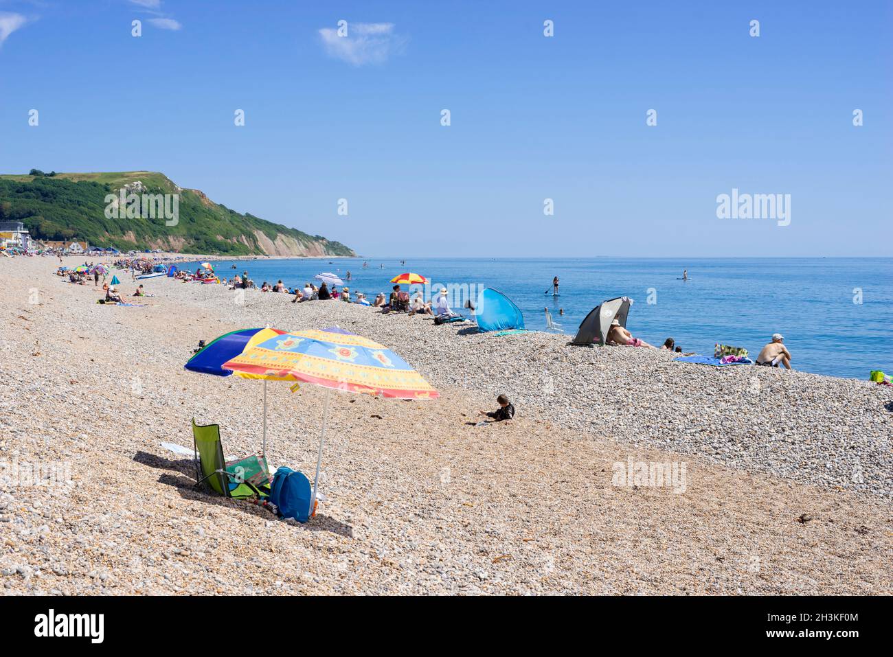 Seaton Devon molte persone sulla spiaggia di ciottoli a Seaton Devon Inghilterra Regno Unito GB Europa Foto Stock