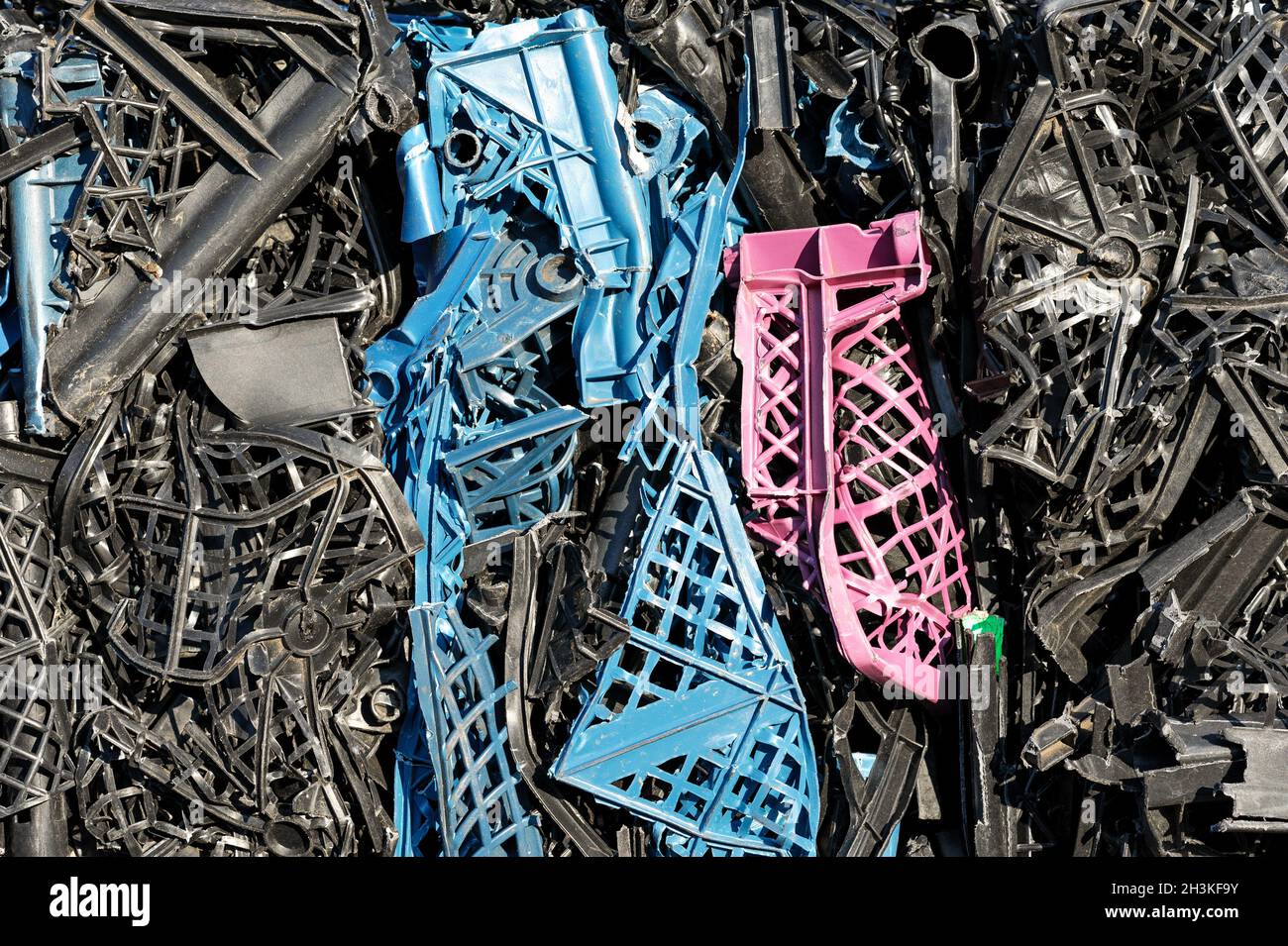 I prodotti in plastica per la trasformazione del materiale riciclato in fabbrica. Foto Stock