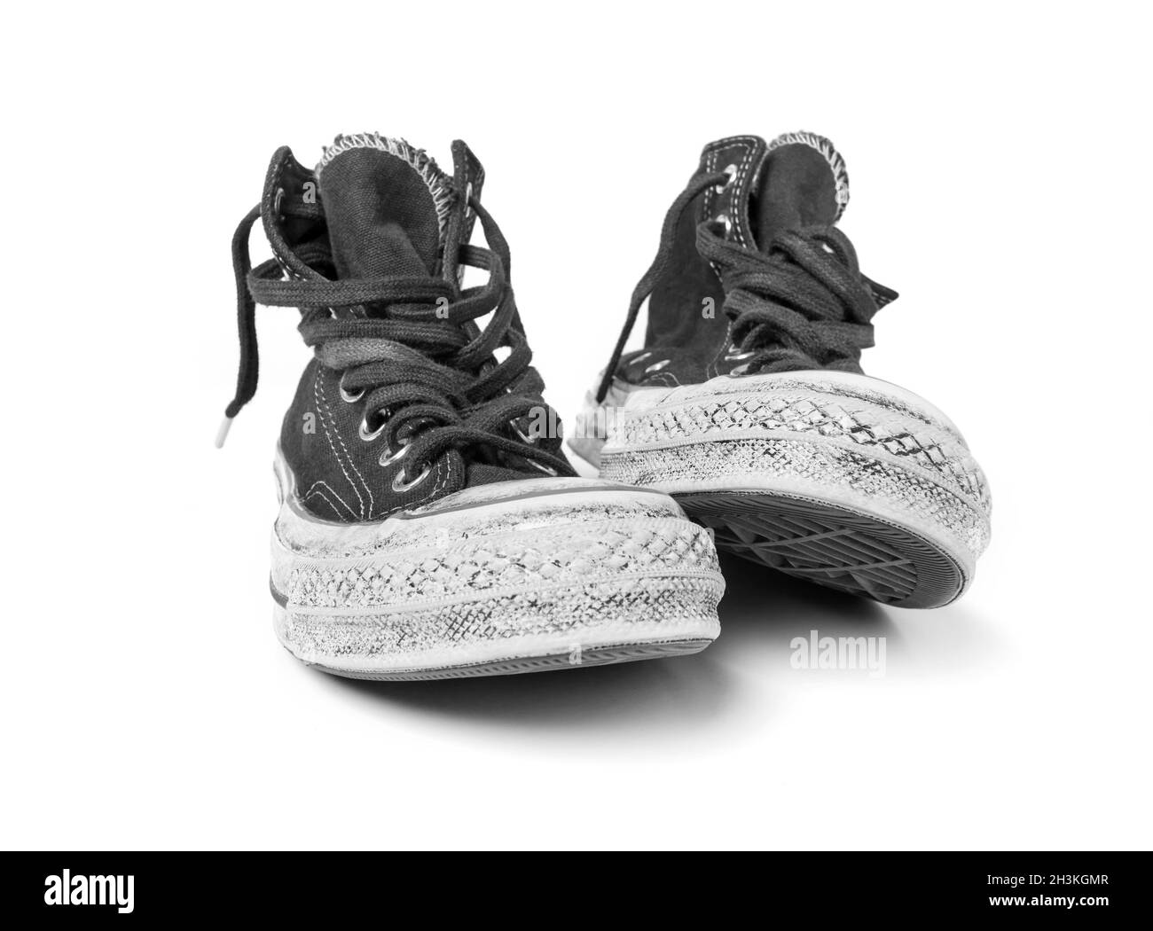 Scarpe in tela usate su sfondo bianco Foto Stock