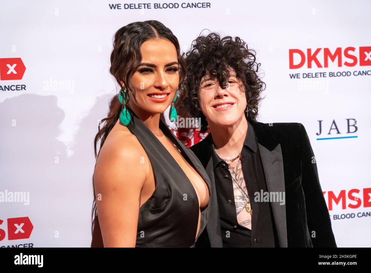 Julieta Grajales e Laura Pergolizzi Ruffo, noti professionalmente come LP, partecipano al DKMS 30th Anniversary Gala at Cipriani Wall Street a New York City. (Foto di Ron Adar / SOPA Images/Sipa USA) Foto Stock