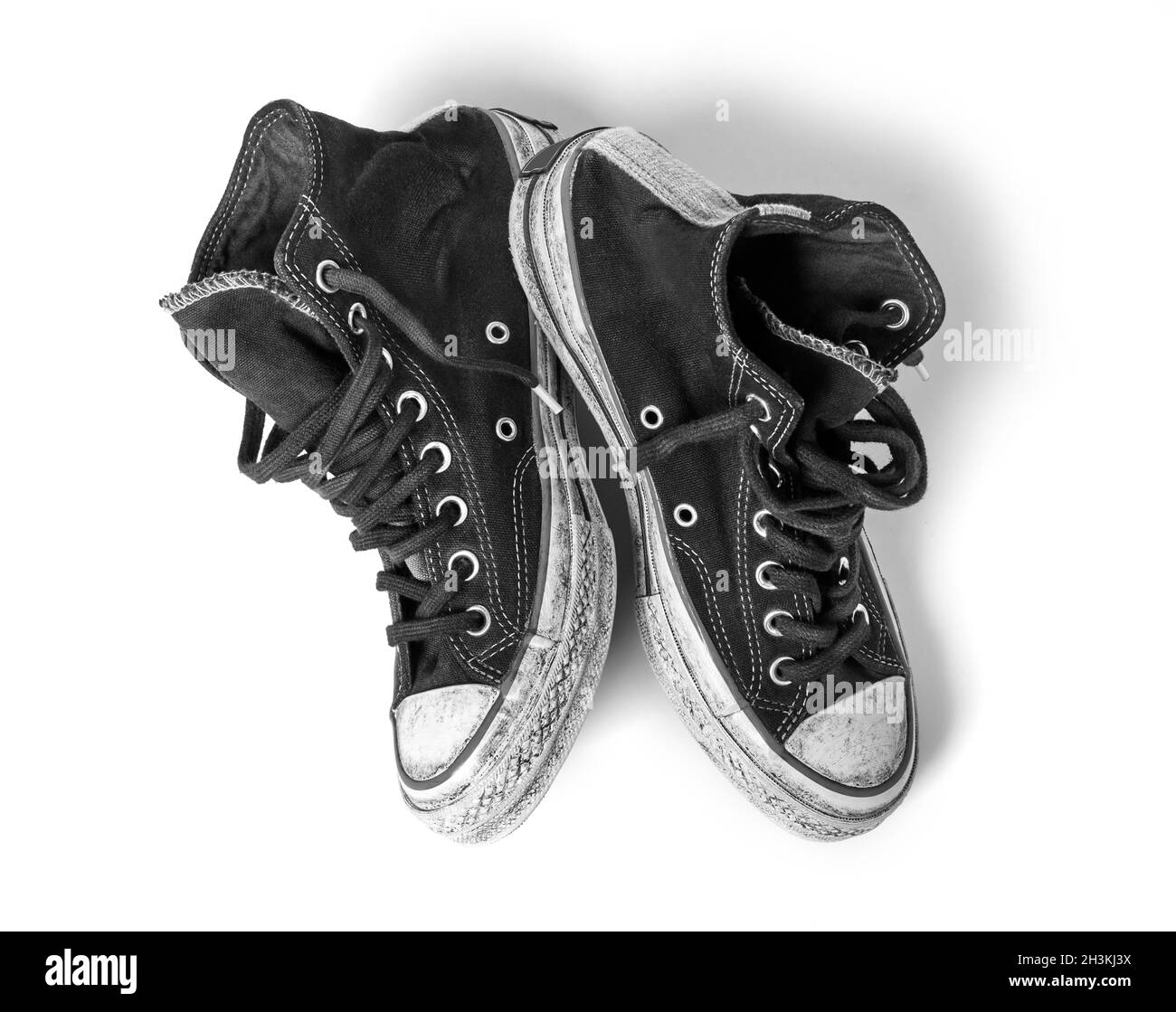 Scarpe in tela usate su sfondo bianco Foto Stock