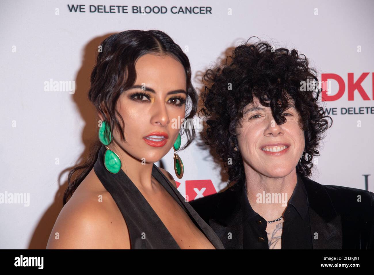 New York, Stati Uniti. 28 ottobre 2021. Julieta Grajales e Laura Pergolizzi Ruffo, noti professionalmente come LP, partecipano al DKMS 30th Anniversary Gala at Cipriani Wall Street a New York City. (Foto di Ron Adar/SOPA Images/Sipa USA) Credit: Sipa USA/Alamy Live News Foto Stock