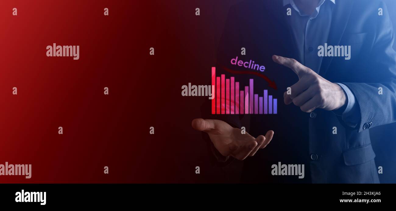 Uomo d'affari che tiene i grafici olografici e stock.declinare, diminuire, giù, cadere. Statistica aziendale. Carriera, soldi, concetto di successo. Regressione, critico Foto Stock