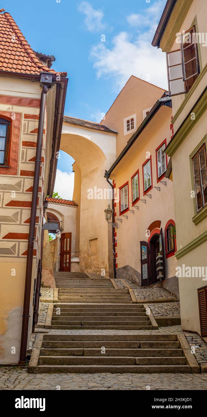 Scale Castello - una stretta strada storica con passi vicino al Castello di Cesky Krumlov, repubblica Ceca Foto Stock