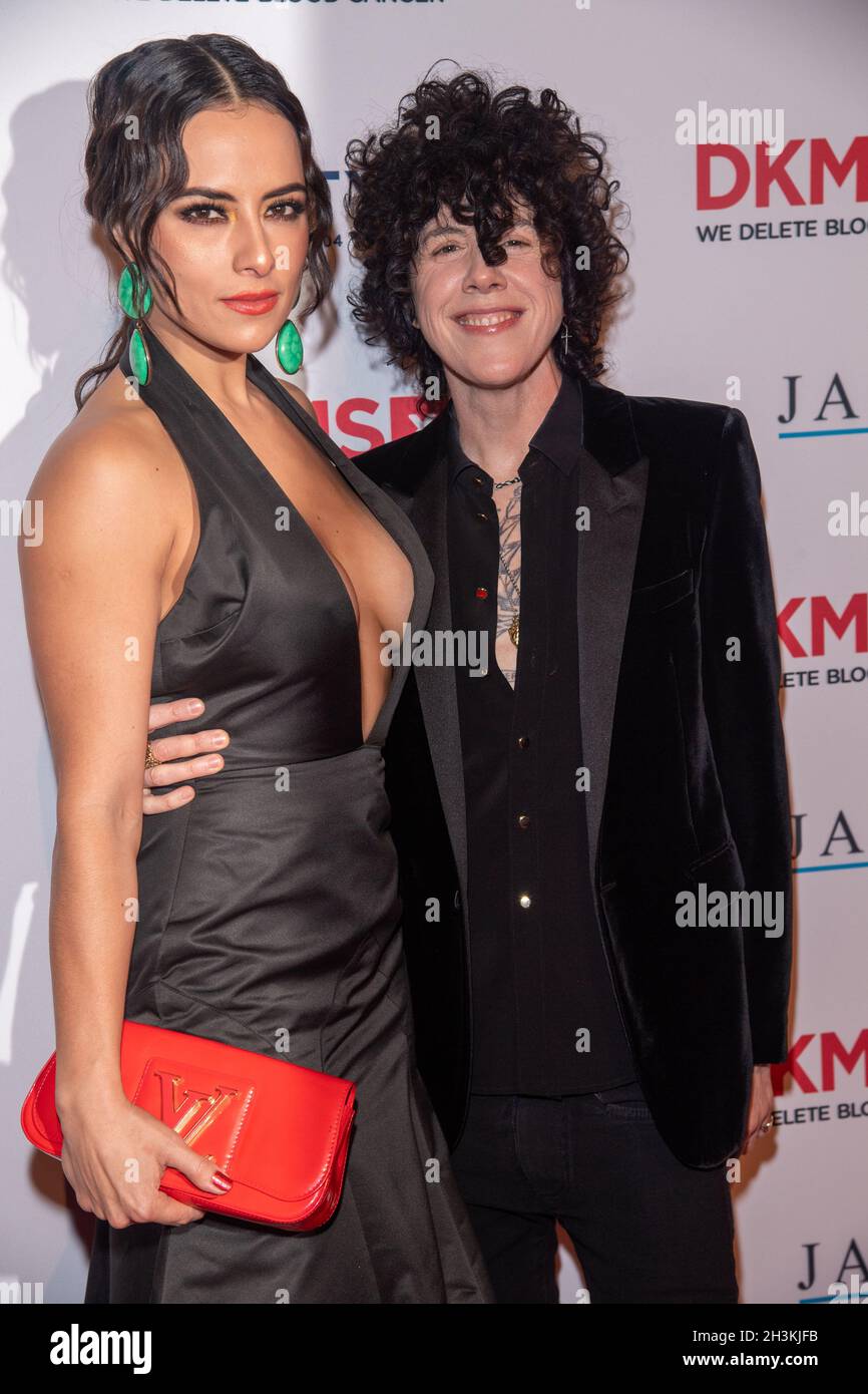New York, Stati Uniti. 28 ottobre 2021. Julieta Grajales e Laura Pergolizzi Ruffo, noti professionalmente come LP, partecipano al DKMS 30th Anniversary Gala at Cipriani Wall Street a New York City. (Foto di Ron Adar/SOPA Images/Sipa USA) Credit: Sipa USA/Alamy Live News Foto Stock