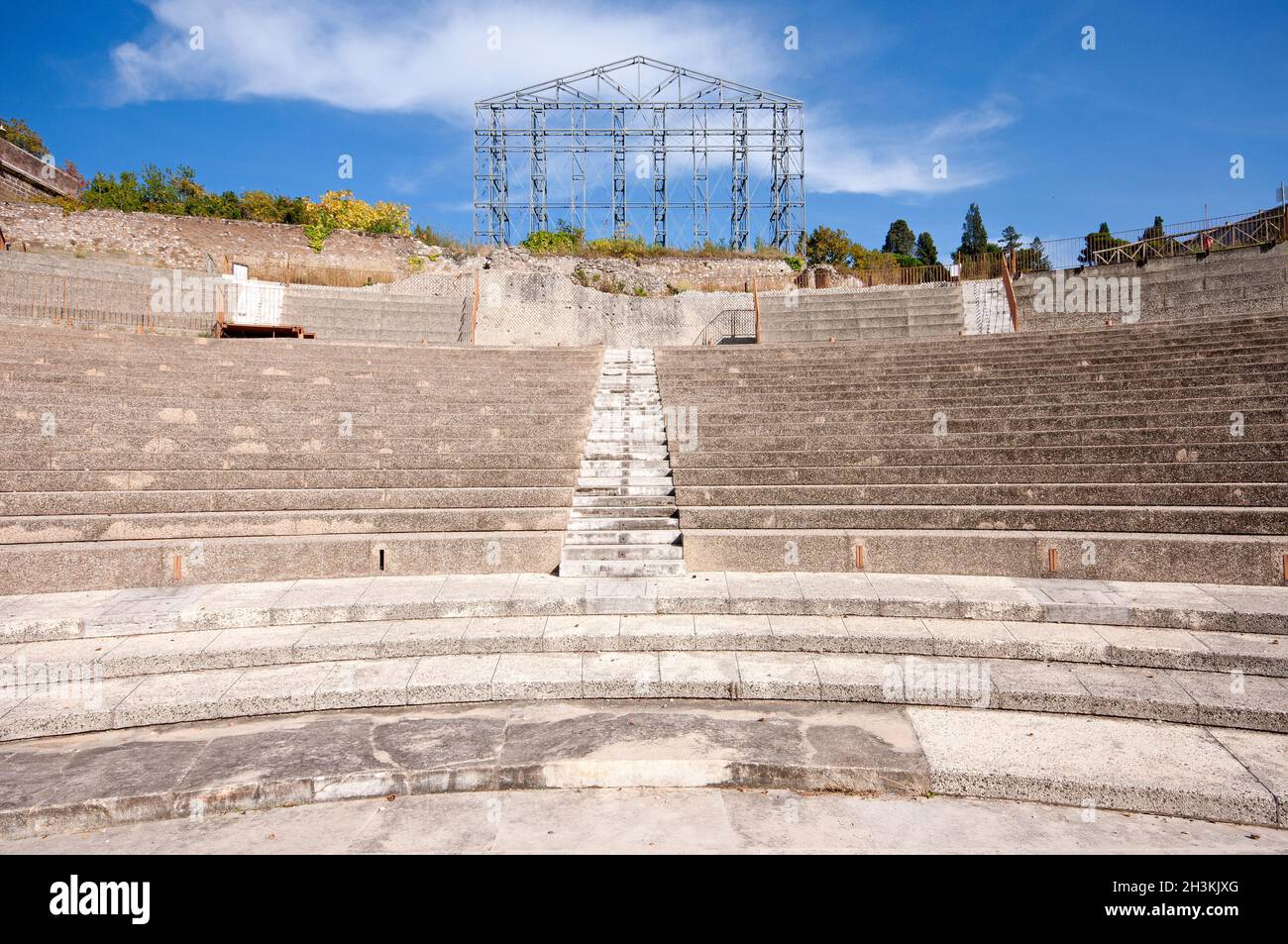 Cavea restaurata del teatro e rovine del Tempio di Ercole nel Santuario di Ercole Vittorio, Tivoli, Lazio, Italia Foto Stock