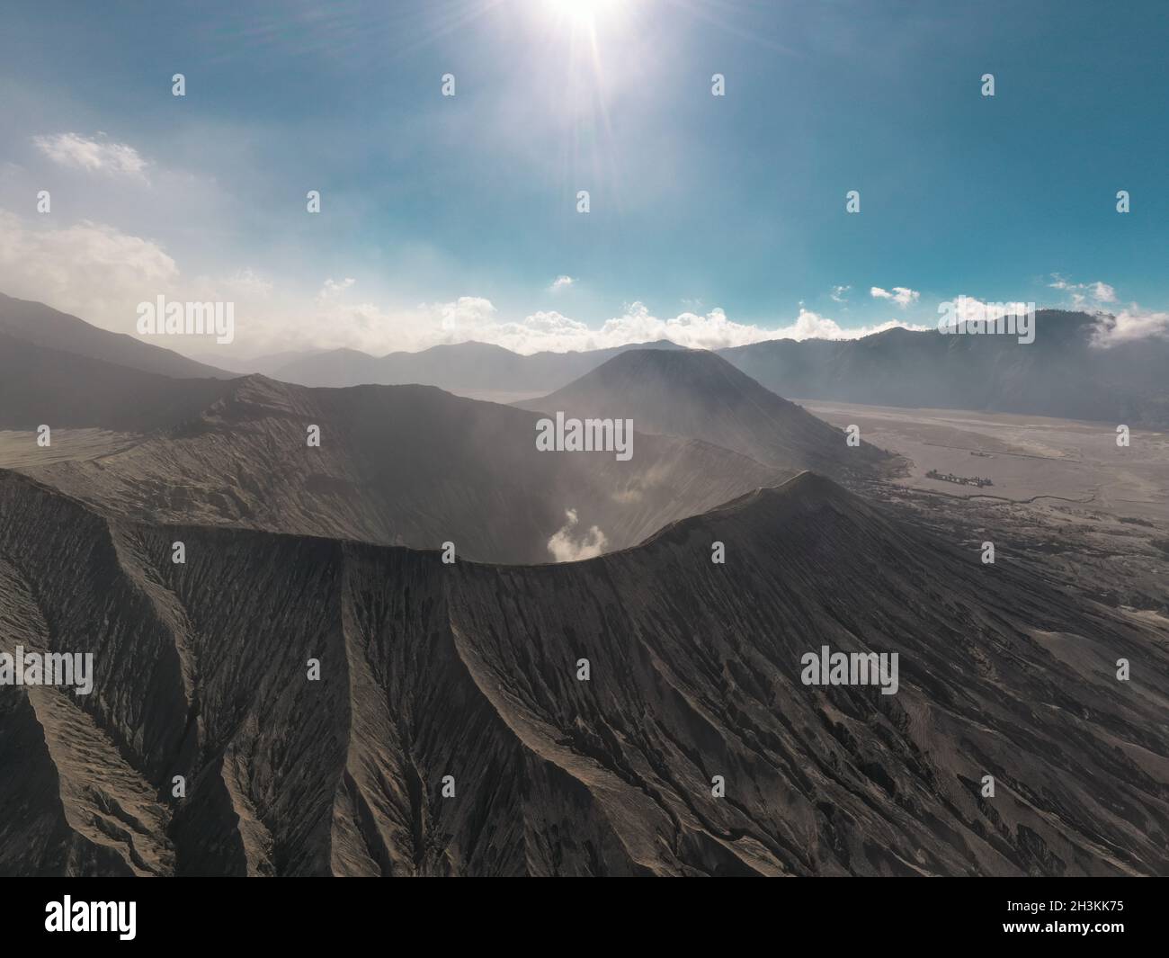 Vista aerea cinematografica del cratere del Monte bromo in Giava orientale Foto Stock