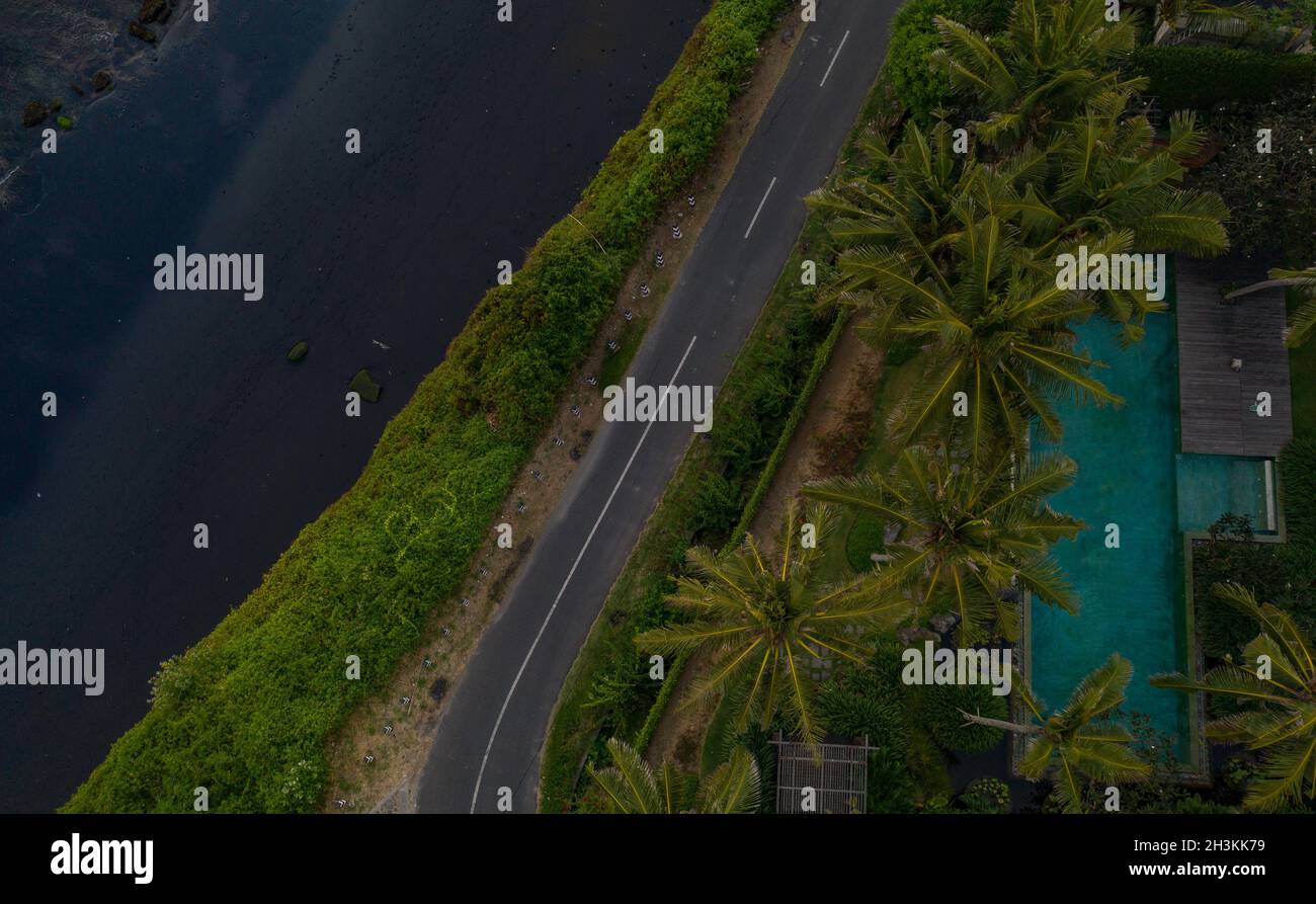 Vista aerea dell'isola tropicale con spiaggia nera a Bali Foto Stock