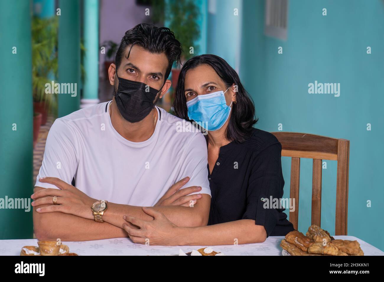 Foto di famiglia, madre e figlio indossare maschera facciale Foto Stock