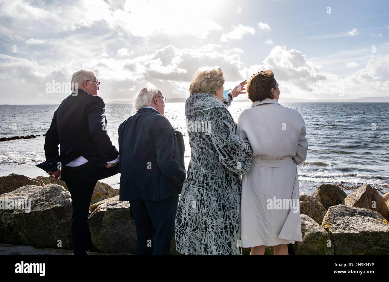 Spiddal, Irlanda. 29 ottobre 2021. Il presidente federale Frank-Walter Steinmeier (l) e sua moglie Elke Büdenbender (r) guardano verso Galway Bay insieme a Michael D. Higgins (2° da sinistra), presidente d'Irlanda, e sua moglie Sabina Higgins sul lungomare di Salthill. Il Presidente Steinmeier e sua moglie si trovano in Irlanda per una visita di Stato di tre giorni. Credit: Bernd von Jutrczenka/dpa/Alamy Live News Foto Stock