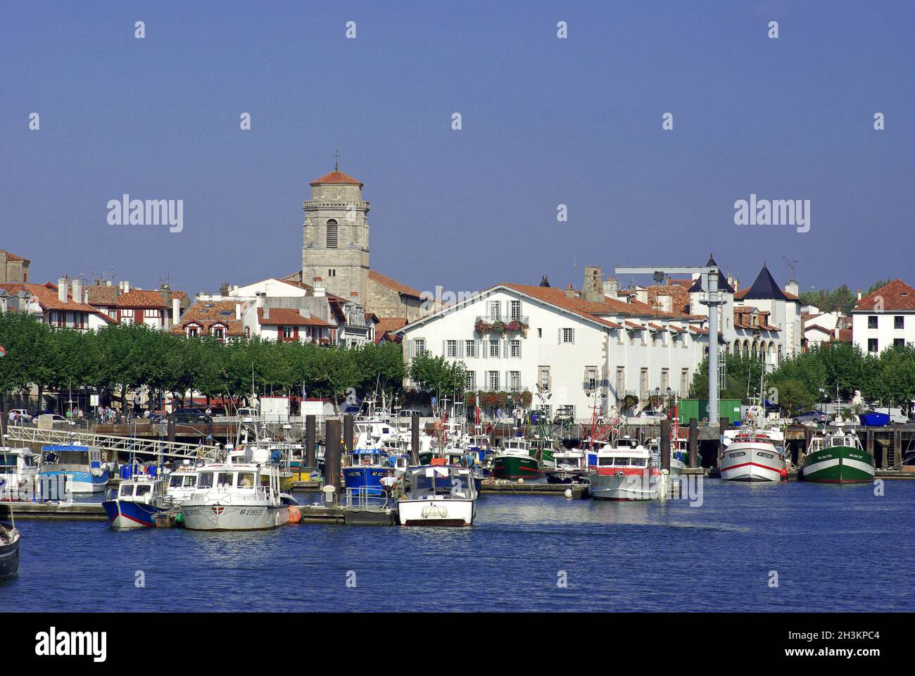 FRANCIA. PIRENEI ATLANTICI (64) PAESI BASCHI FRANCESI. BARCHE DA PESCA SUL PORTO DI SAINT JEAN DE LUZ Foto Stock