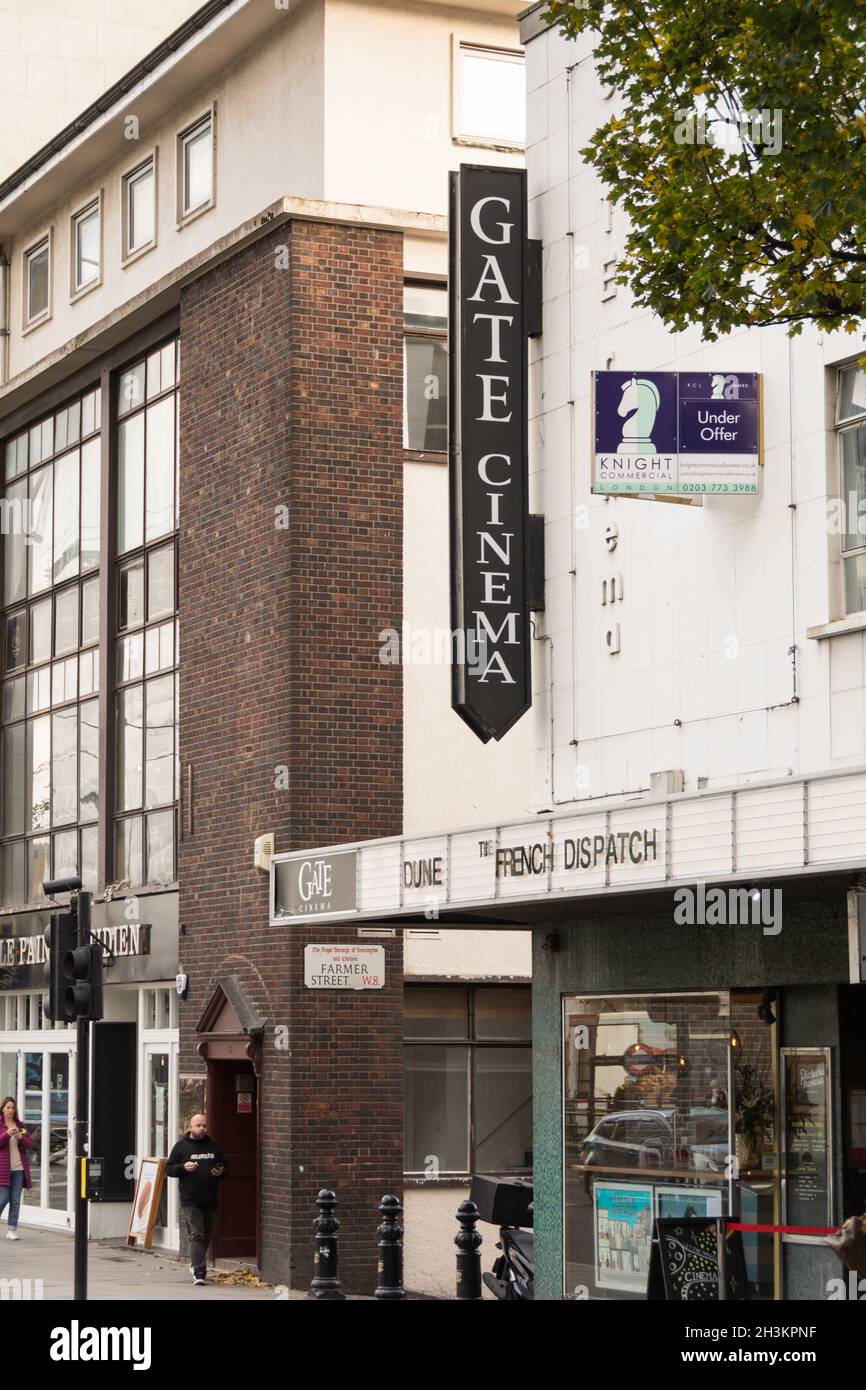 Segnaletica fuori dal Gate Cinema a Notting Hill Gate, Kensington, Londra, W8, Inghilterra, REGNO UNITO Foto Stock