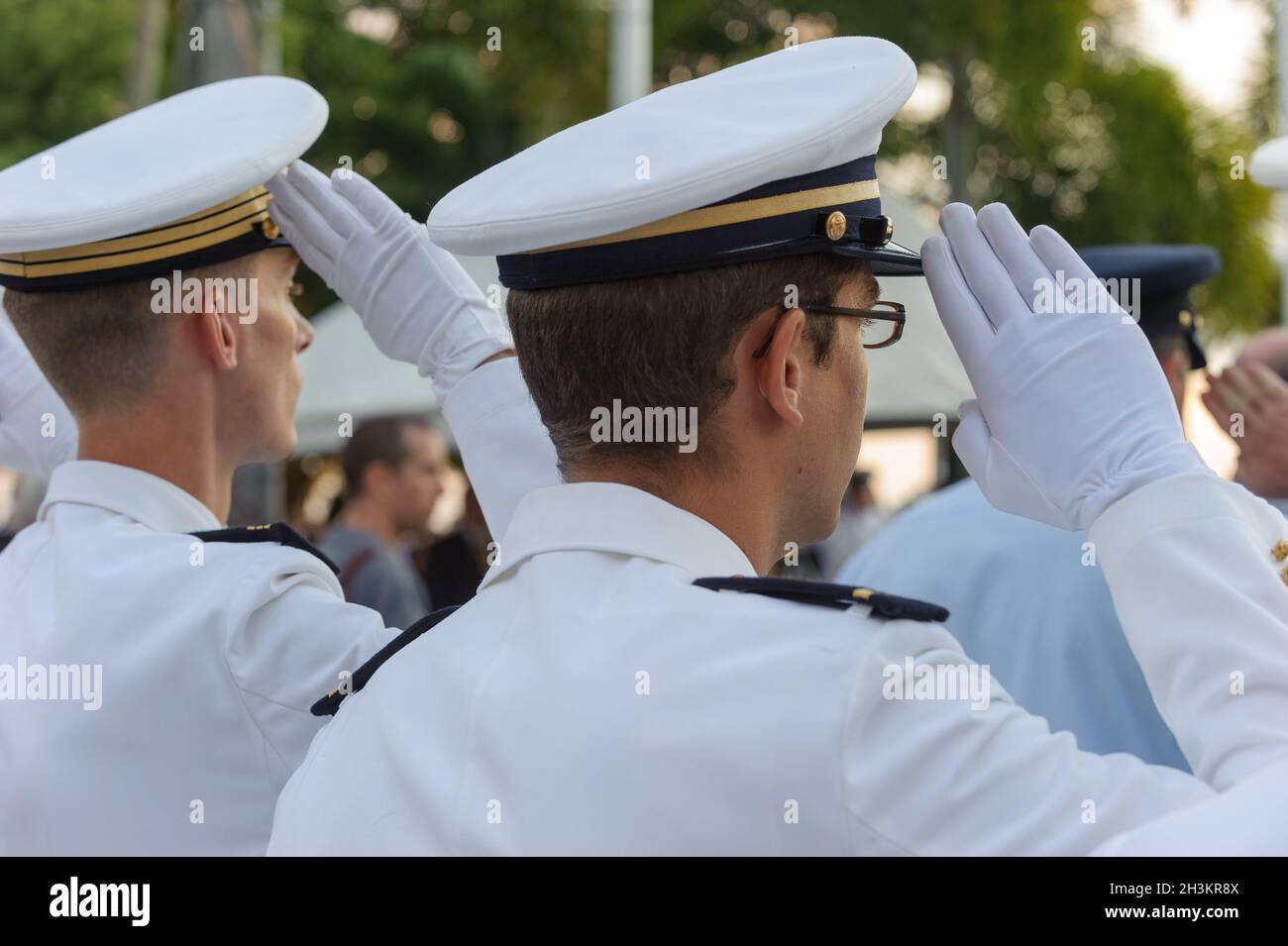 Una sfilata di militari che onorano la 97a parata di servizio dell'ANZAC Day Dawn a Cairns, QLD, Australia. Foto Stock