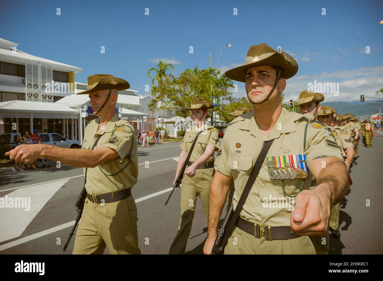Una sfilata di militari che onorano la 97a parata di servizio dell'ANZAC Day Dawn a Cairns, QLD, Australia. Foto Stock
