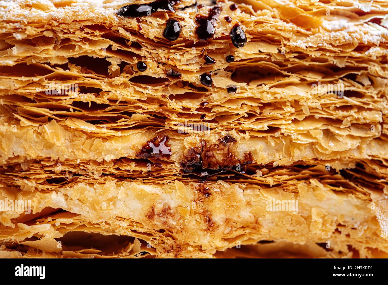 Primo piano su una fetta di dolce texture napoleone torta Foto Stock