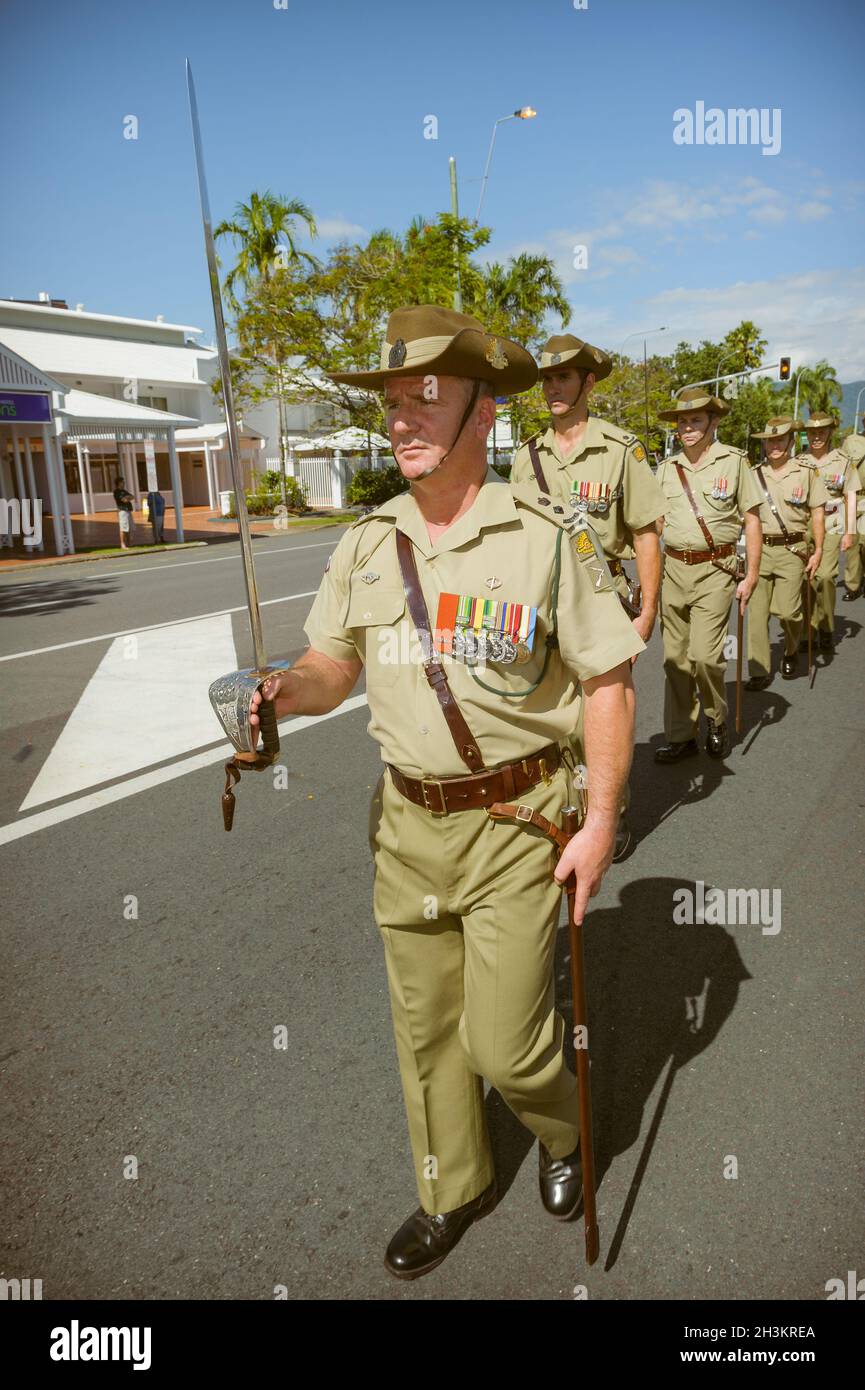 Una sfilata di militari che onorano la 97a parata di servizio dell'ANZAC Day Dawn a Cairns, QLD, Australia. Foto Stock