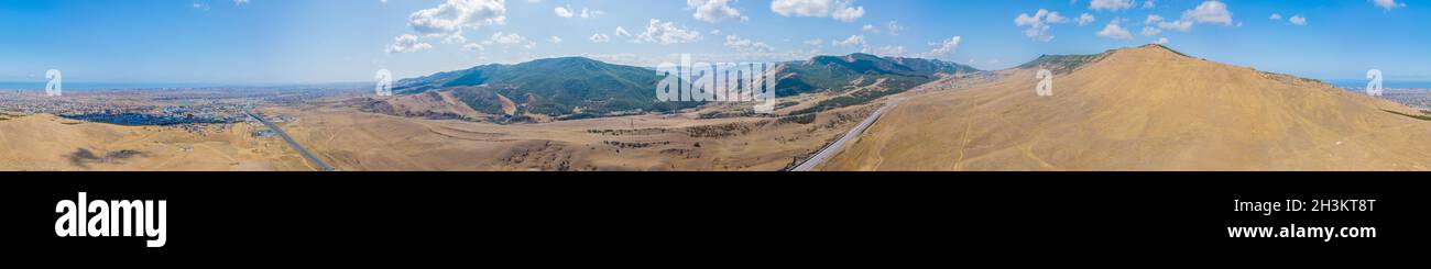 Vista panoramica ad alta risoluzione della strada di montagna nella Repubblica di Dagestan, Caucaso, Russia Foto Stock