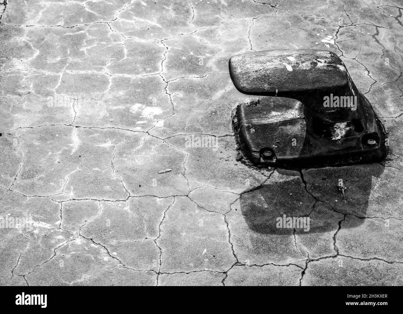 Arrugginito ormeggio nel porto di Santa Pola, Alicante, Spagna. Immagine monocromatica. Foto Stock