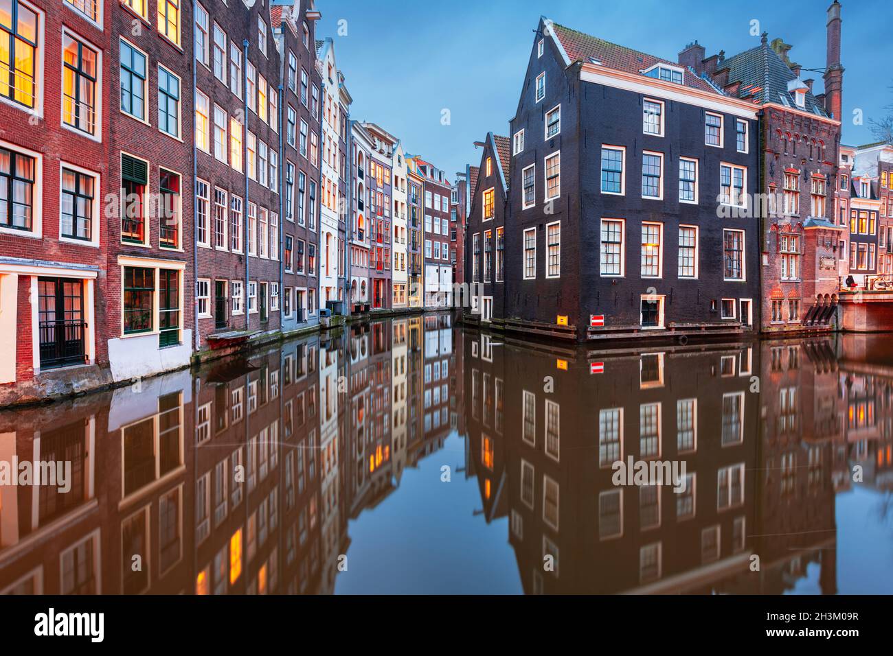 Amsterdam, Paesi Bassi, con stretti canali ed edifici che li fiancheggiano al mattino. Foto Stock