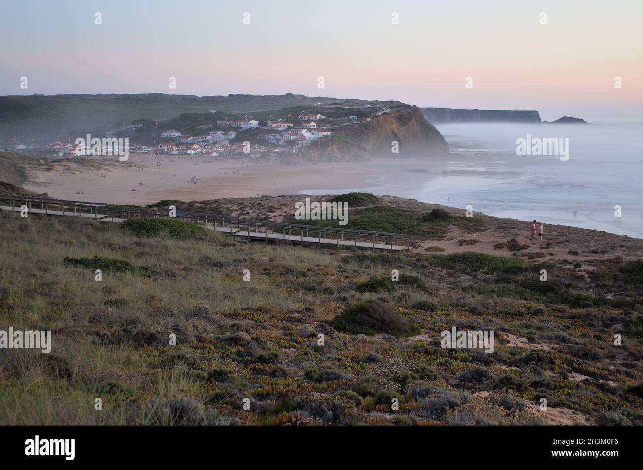 Scena nebbia della spiaggia di Monte Clerigo in Costa Vicentina, catturata alla fine di una giornata estiva. Aljezur, Algarve, Portogallo Foto Stock