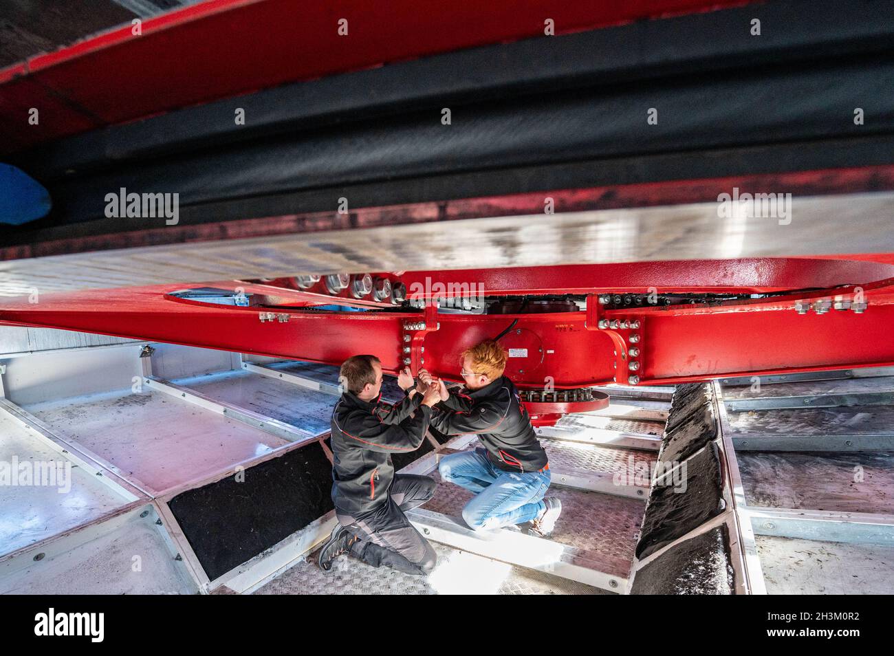 Bayerisch Eisenstein, Germania. 29 ottobre 2021. I tecnici della funivia Jonas Wallner (r) e David Haas lavorano presso un ascensore. Poiché in Germania il tecnico della strada non è una descrizione del lavoro riconosciuta, i tecnici hanno completato la loro formazione in Austria alla Landesberufsschule Hallein in provincia di Salisburgo. (To dpa: ''We like to tinker' - tecnici di costruzione impianti di risalita per impianti di risalita') Credit: Armin Weigel/dpa/Alamy Live News Foto Stock