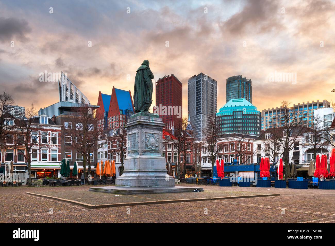 Il paesaggio urbano dell'Aia, Paesi Bassi da Piazza Buitenhof al crepuscolo. (La statua di Johan de Witt risale al 1916) Foto Stock