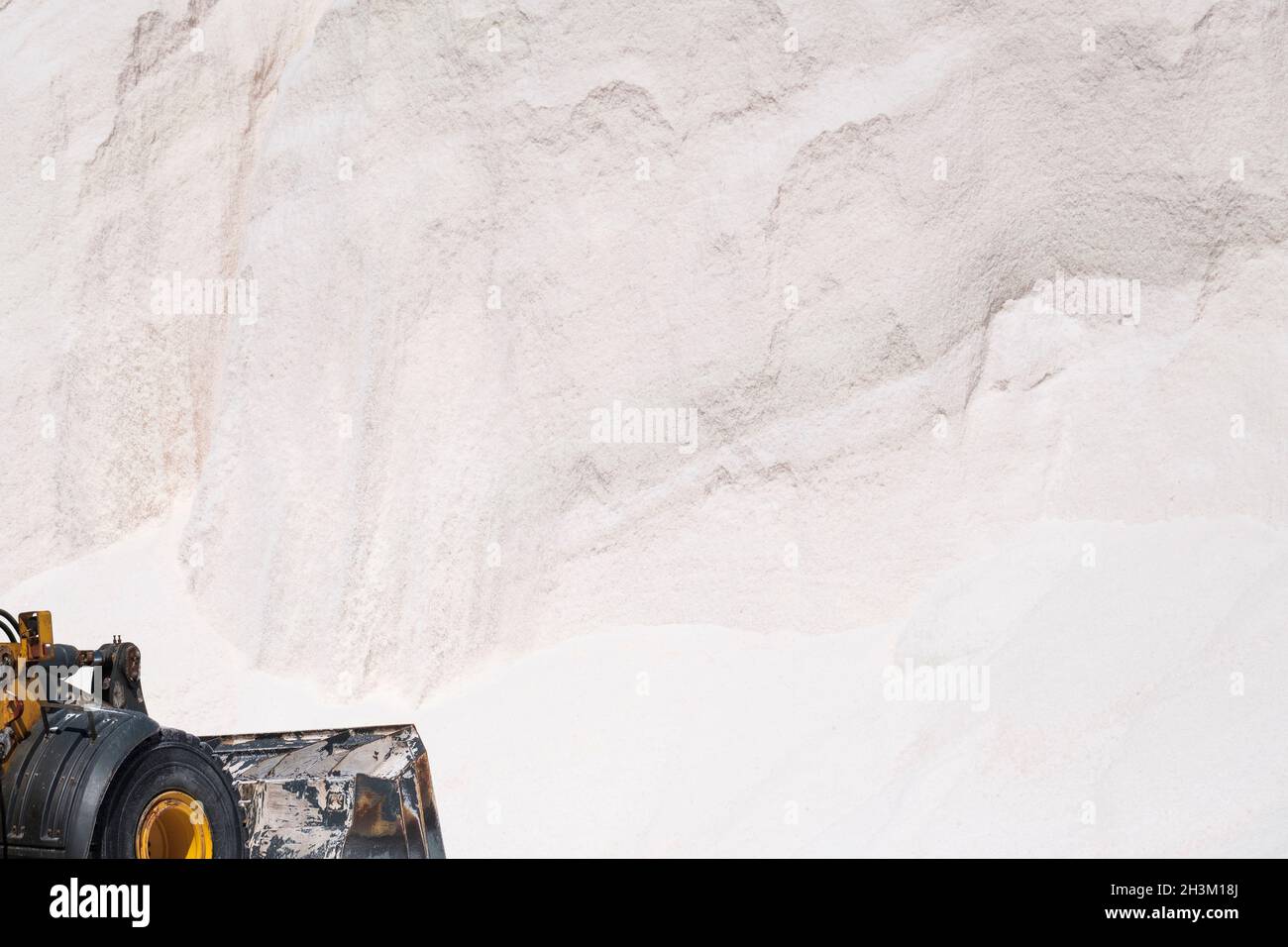 Produzione di sale, il più grande produttore di sale marino solare nell'Africa subsahariana. Walvis Bay, Namibia, Africa Foto Stock