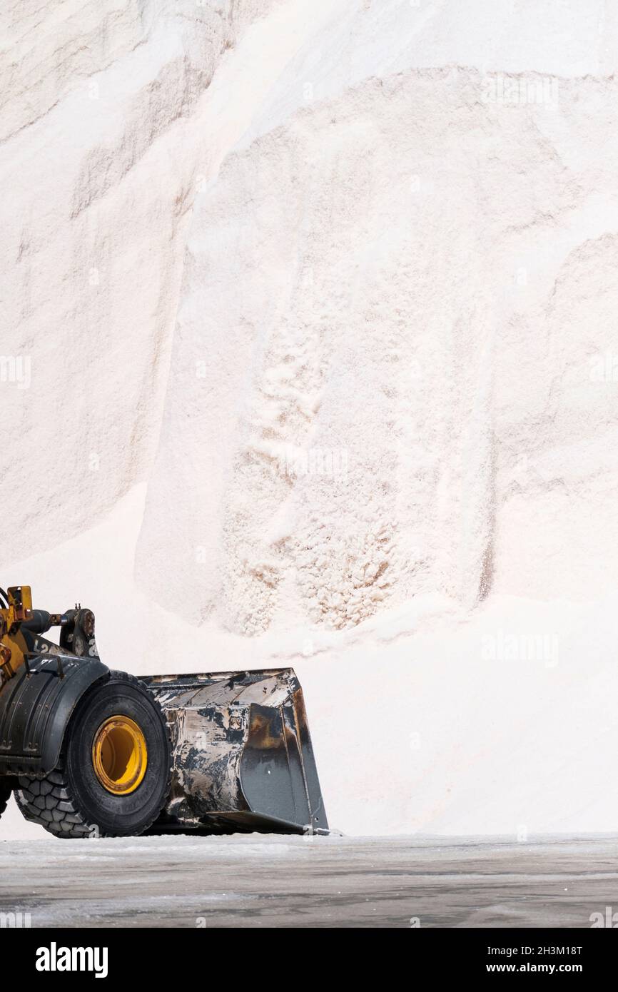 Produzione di sale, il più grande produttore di sale marino solare nell'Africa subsahariana. Walvis Bay, Namibia, Africa Foto Stock