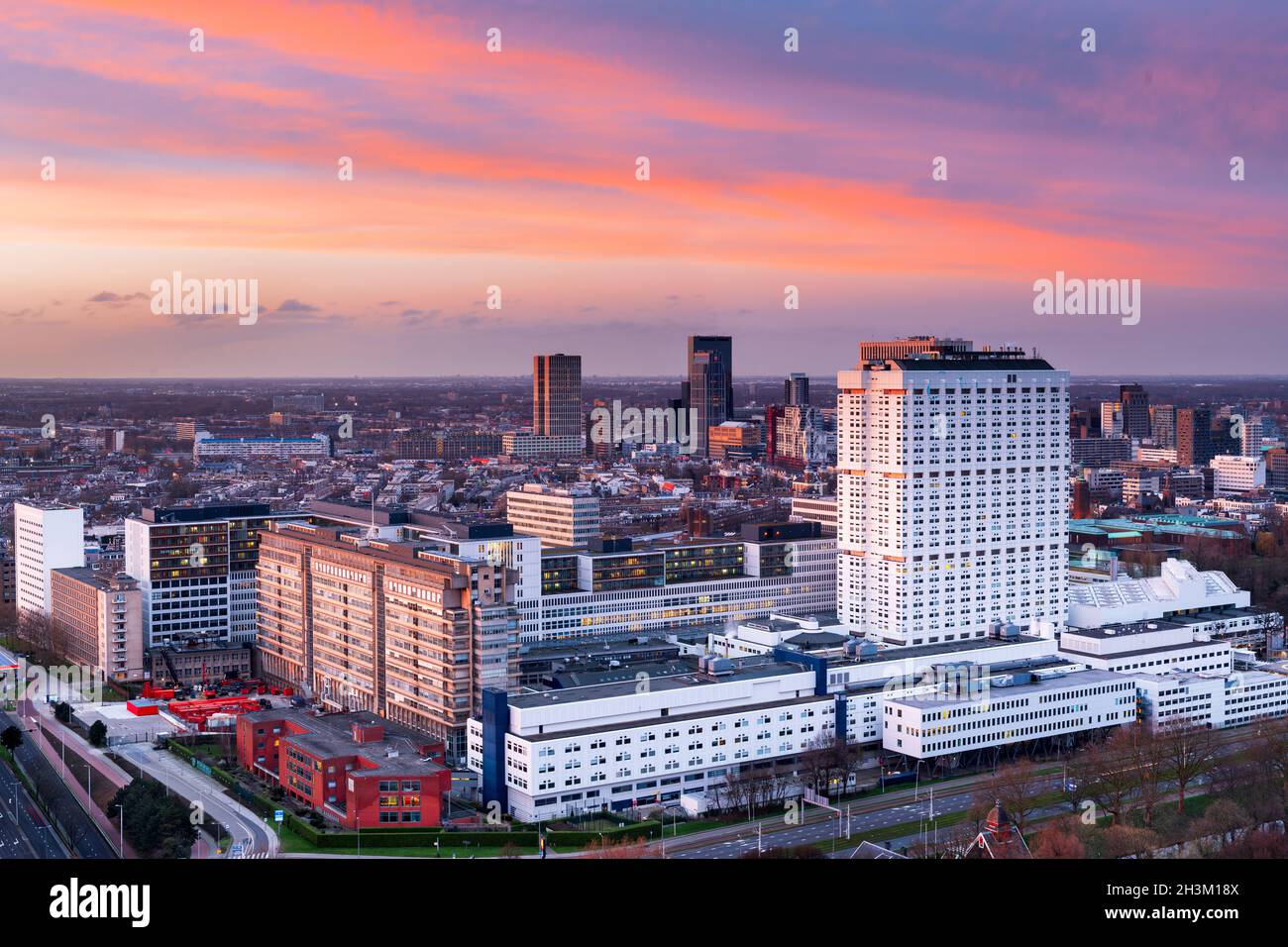 Rotterdam, Olanda skyline della città al tramonto. Foto Stock