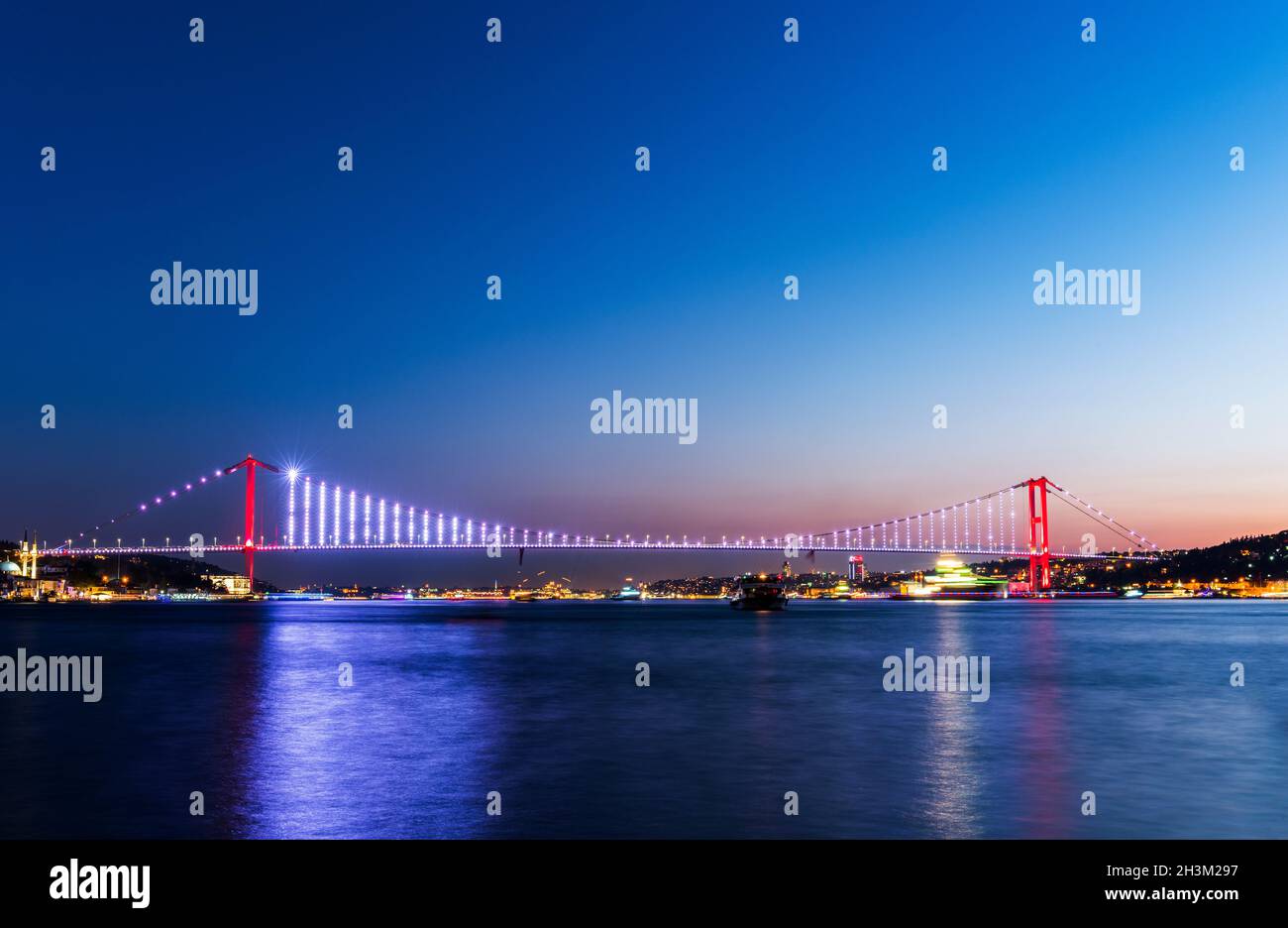 15 luglio Ponte dei Martiri (in turco: 15 Temmuz Sehitler Koprusu) a Istanbul, Turchia. Foto Stock