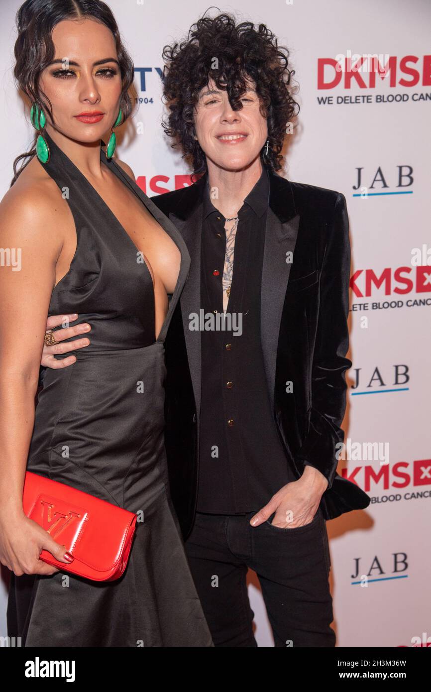 New York, Stati Uniti. 28 ottobre 2021. Julieta Grajales e Laura Pergolizzi Ruffo, noti professionalmente come LP, partecipano al DKMS 30th Anniversary Gala at Cipriani Wall Street a New York City. Credit: SOPA Images Limited/Alamy Live News Foto Stock