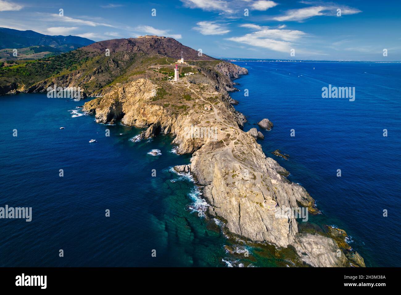 Vista aerea del faro di Cap Bear e della costa rocciosa di Vermeille lungo il Mediterraneo, Francia Foto Stock