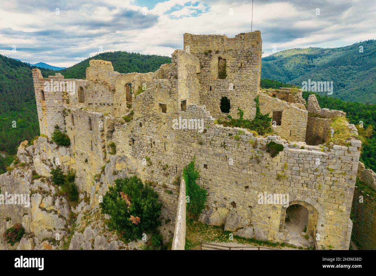 Scatto aereo che mostra il castello medievale Puilaurens in Pirenei montagne, Francia Foto Stock