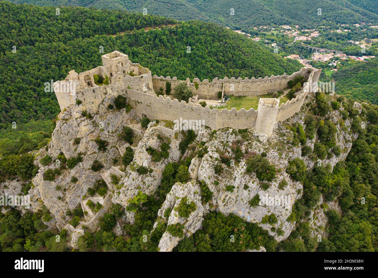 Scatto aereo che mostra il castello medievale Puilaurens in Pirenei montagne, Francia Foto Stock