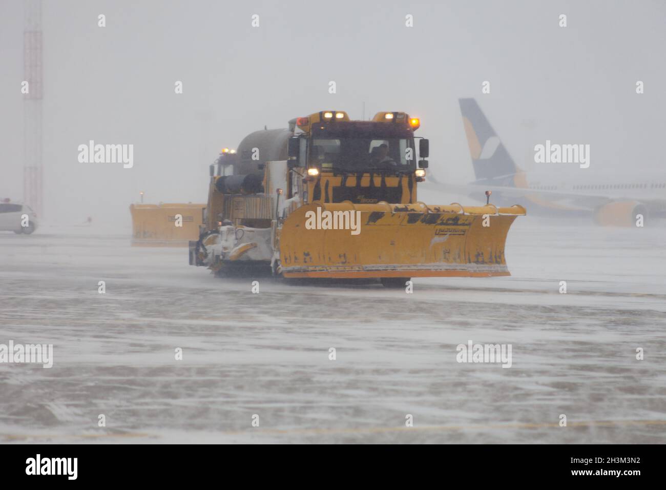 Kiev, Ucraina - 05 novembre 2019: Scarsa visibilità in una bufera. JetBroroom Airport Division veicoli per la rimozione della neve. Boschung sistema di pulizia multifunzionale ad alte prestazioni per autostrade. Strada invernale. Foto Stock