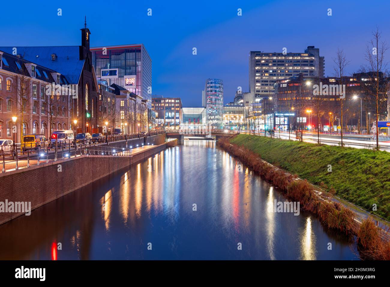Utrecht, canale olandese e paesaggio urbano di notte. Foto Stock