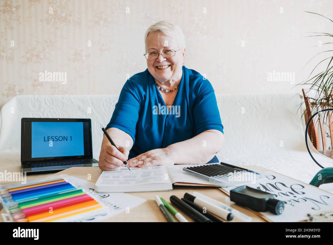 Hobby idee per le persone anziane. Pensionamento Hobby, passatempi per anziani. Attività per anziani con mobilità limitata. Donna anziana matura Foto Stock