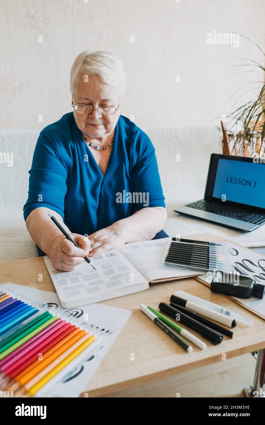 Hobby idee per le persone anziane. Pensionamento Hobby, passatempi per anziani. Attività per anziani con mobilità limitata. Donna anziana matura Foto Stock