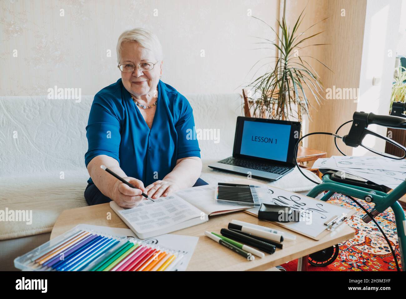 Hobby idee per le persone anziane. Pensionamento Hobby, passatempi per anziani. Attività per anziani con mobilità limitata. Donna anziana matura Foto Stock