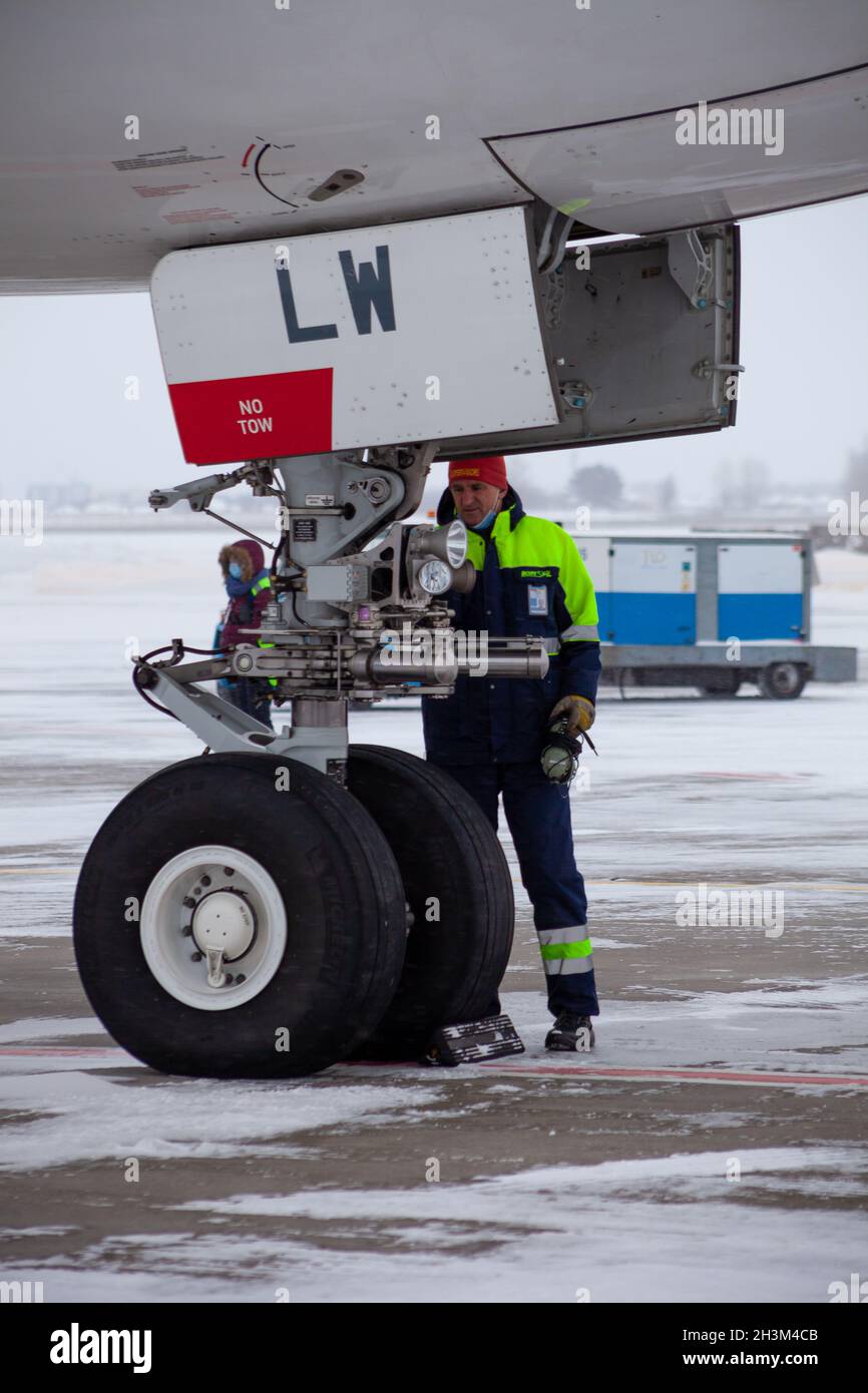 Ucraina, Kiev - 12 febbraio 2021: Aereo passeggeri Qatar Airlines A7-ALW AIRBUS A350-900. Inverno all'aeroporto. Una scala per i passeggeri a bordo. Neve sulla pista. Lavorare a basse temperature. Foto Stock