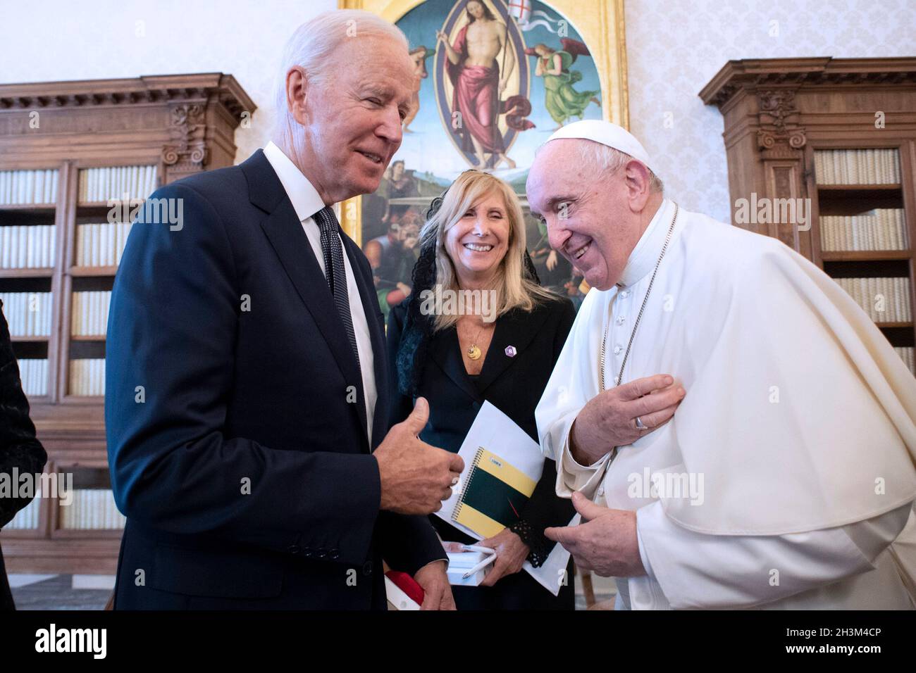 Città del Vaticano, Vatikanstadt. 29 ottobre 2021. Italia, Roma, Vaticano, 29/10/21. Papa Francesco il Presidente degli Stati Uniti d'America Joe Biden durante un'udienza privata in Vaticano . LIMITATO ALL'USO EDITORIALE - Vatican Media/Spaziani. Credit: dpa/Alamy Live News Foto Stock