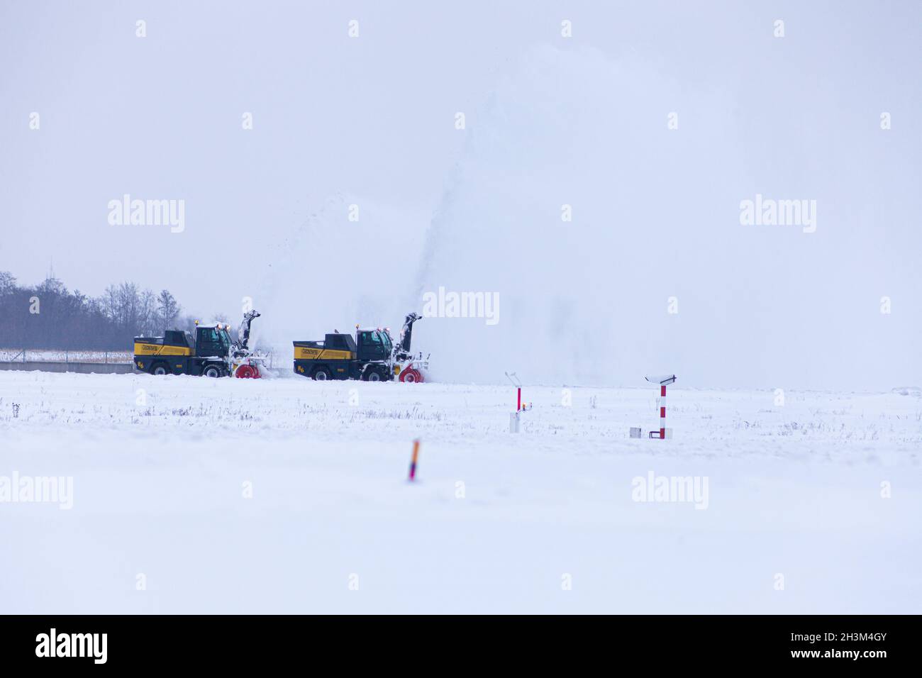 Kiev, Ucraina - 05 novembre 2019: Scarsa visibilità in una bufera. JetBroroom Airport Division veicoli per la rimozione della neve. Boschung sistema di pulizia multifunzionale ad alte prestazioni per autostrade. Strada invernale. Foto Stock