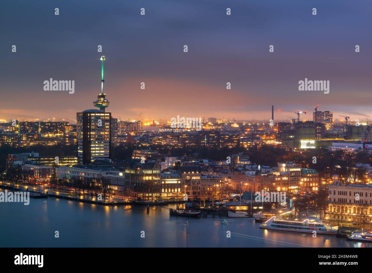 Rotterdam, Olanda paesaggio urbano sul fiume Nieuwe Maas di notte. Foto Stock